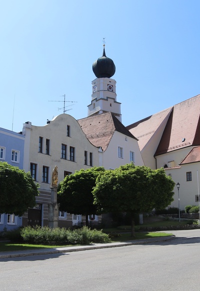 Marktplatz von Kößlarn mit Blick auf die Kirche
