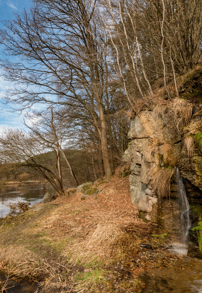 Regenweg mit Wasserfall