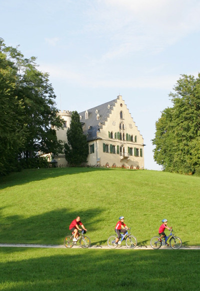 Radfahrer am Schloss Rosenau