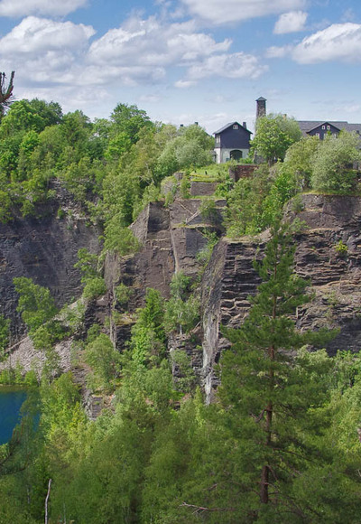 Alte Schächte im Tagebau des Schieferbruchs