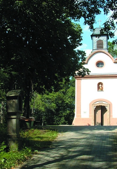 Auf dem Allersberger Drahtzieherweg bietet sich ein Blick auf die Alte Kirche Allerheiligen in Allersberg.