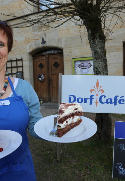 Selbstgebackene Kuchen im Dorfcafé Simonshofen
