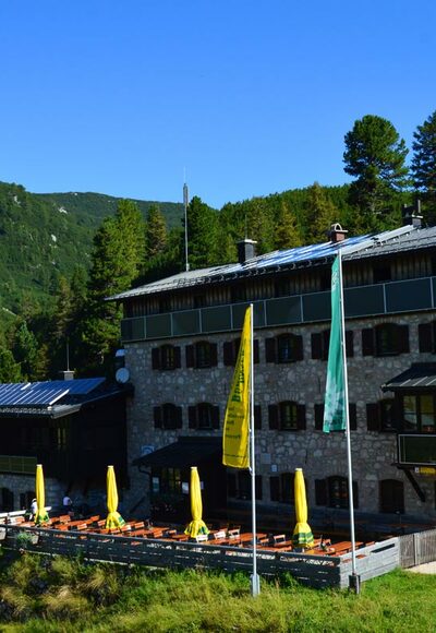 Die Neue Traunsteiner Hütte auf der Reiter Alm