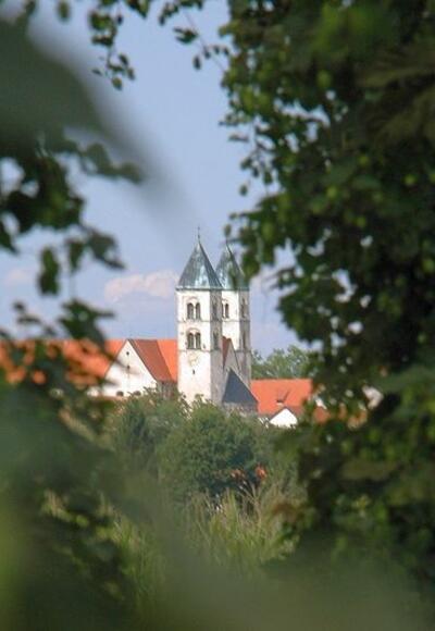 Blick zur Klosterkirche Biburg