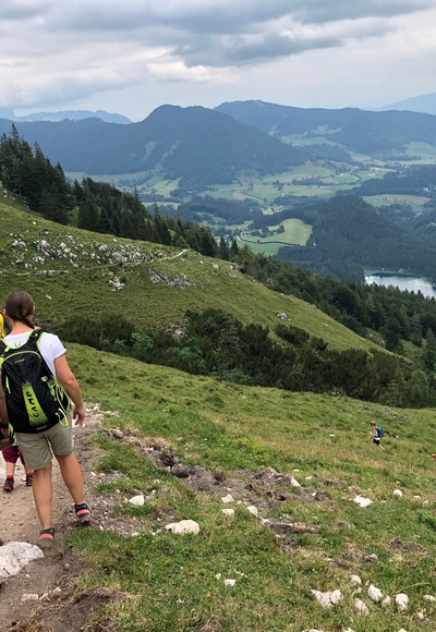 Wanderweg zurück ins Tal mit Blick auf den Hintersee