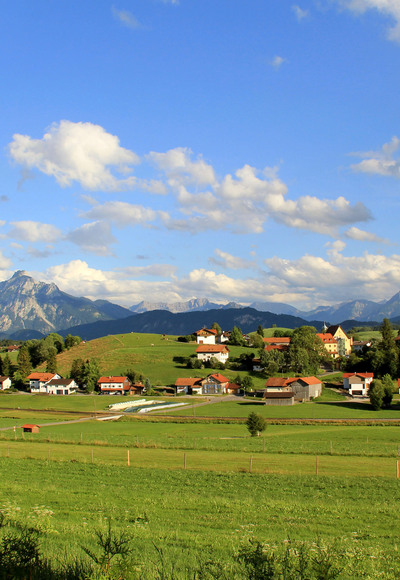 Nordansicht von Hopferau mit Blick auf die Berge