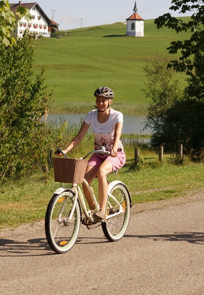 Radltour um den Bannwaldsee, Radler am Hegratsriedsee