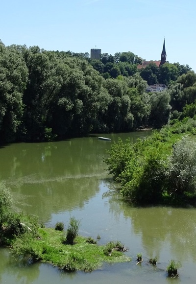 Blick von der Fußgängerbrücke "Charbonnière-les-Bains" auf den Kurort Bad Abbach