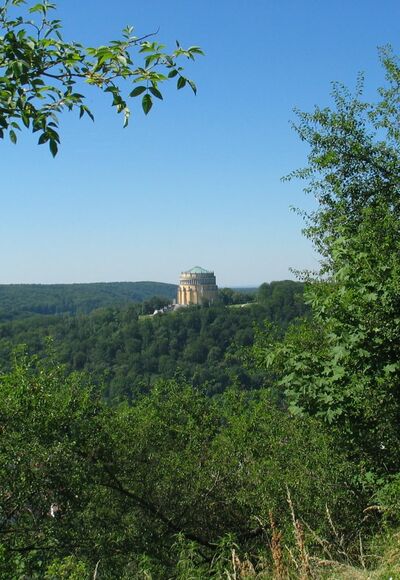 Blick vom Kalvarienberg in Kelheim auf die Befreiungshalle