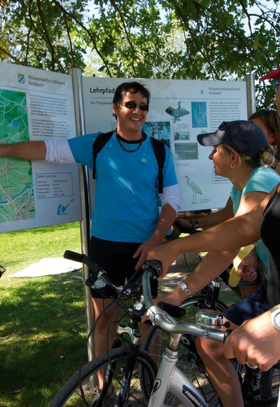 Radfahrer finden sich dank einer Info Tafel in Muhr am See und der Vogelinsel zurecht.