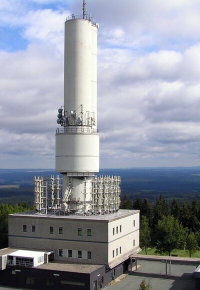 Neben dem Aussichtsturm Schönburgwarte steht auf dem Großen Kornberg auch der militärische Kornbergturm.