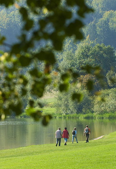 Wandern direkt am Ufer des Hahnenkammsees bei Hechlingen.