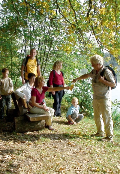 Eine Wandergruppe rastet in der herrlichen Weiherlandschaft von Haundorf.