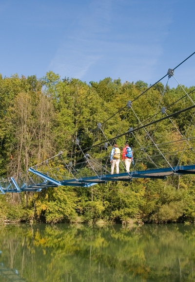 Hängebrücke zwischen Pfosen und Fischers
