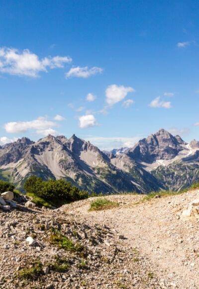 Auf dem Jubiläumsweg, im Hintergrund der Hochvogel.