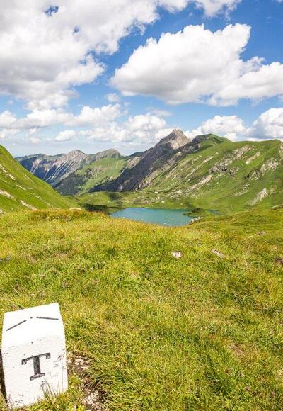 Grenzstein am Kirchdachsattel hoch über dem Schrecksee.