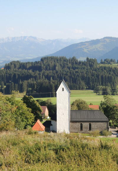 Blick von der Höfle Alpe zur Kirche St. Blasius in Diepolz