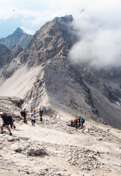 Von der Krottenkopfscharte sind es noch ca. 45 Minuten bis zum Gipfel, der Weg wird alpiner.