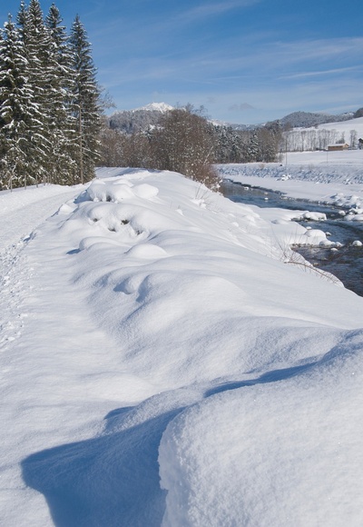 Winterwanderer an der Iller bei Fischen