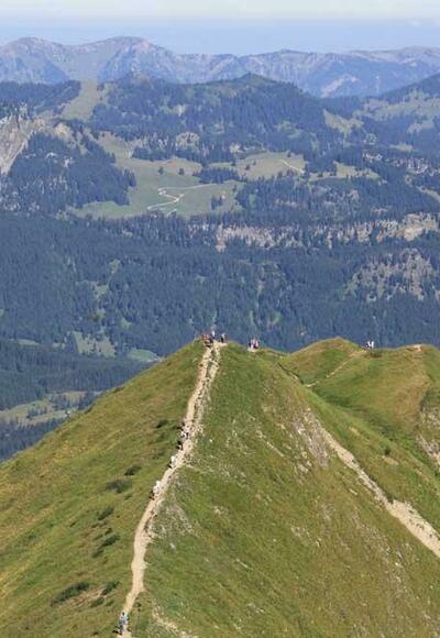 Blick vom Gipfel auf den Gratweg