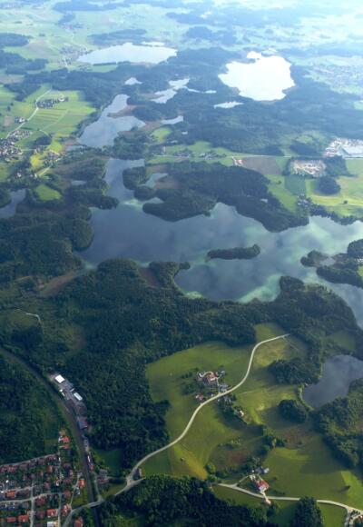 Blick auf Seenplatte, links unten Rimsting Bhf.
