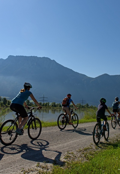 Familie auf dem Inndammradweg Richtung Kufstein