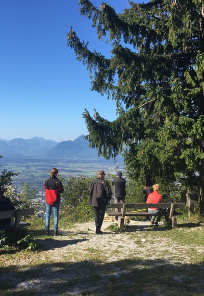 Aussichtspunkt über Salzburg mit Sitzmöglichkeiten