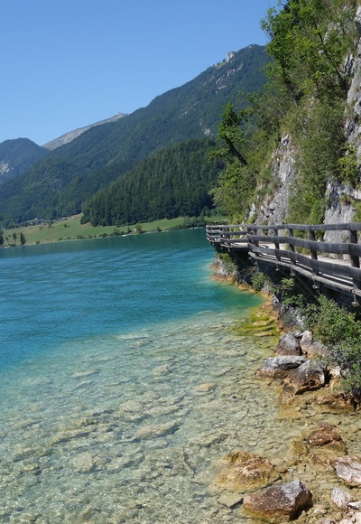 Bürgl Panoramaweg zwischen Wolfgangsee und Felswand