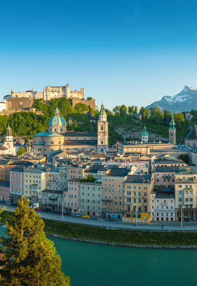 Panoramablick vom Kapuzinerberg auf die Salzburger Altstadt, Festung Hohensalz- burg, Salzach und Untersberg.