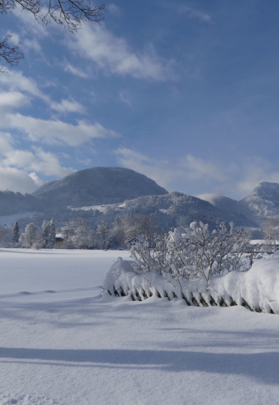Winterwandern mit Blick aufs Hocheck und Brünnstein