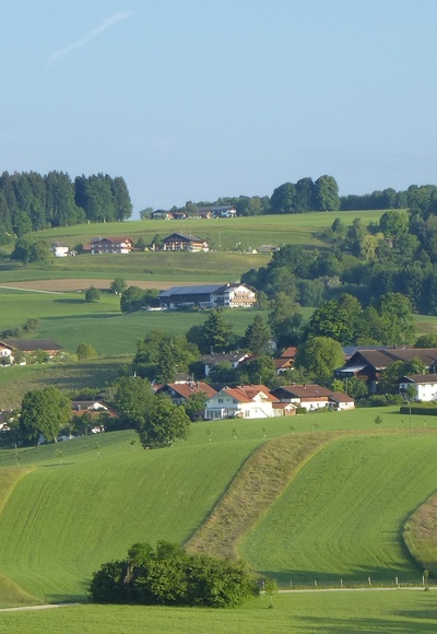 Luftaufnahme Kirche Greimharting und oberhalb Weingarten