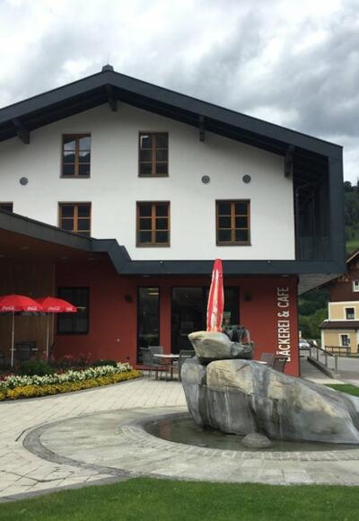 s'Dorfcafe mit gemütlicher Terrasse im Ortskern von Niedernsill