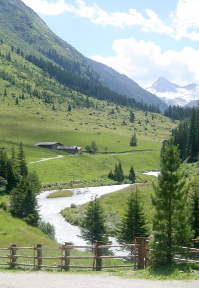 Der Blick von der Terrasse der Berndlalm taleinwärts
