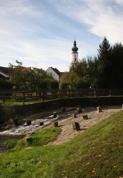 Blick auf die Kirche in Rotthalmünster