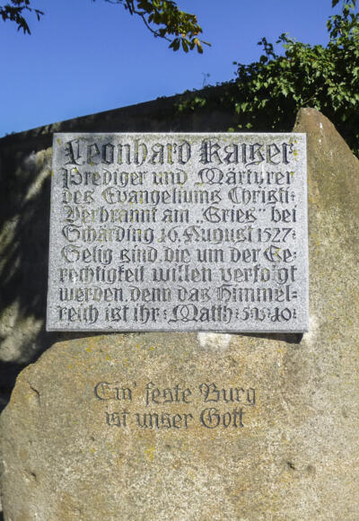 Leonhard Kaiser Denkmal in Schärding am Inn. Z01