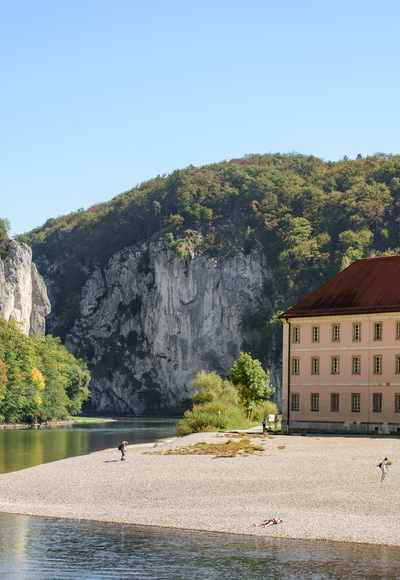 Kloster Weltenburg liegt idyllisch am Donaudurchbruch bei Kelheim