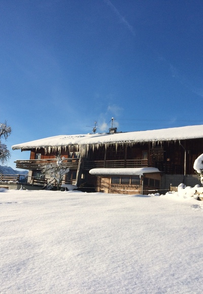 Bauernhaus in der Schneelandschaft