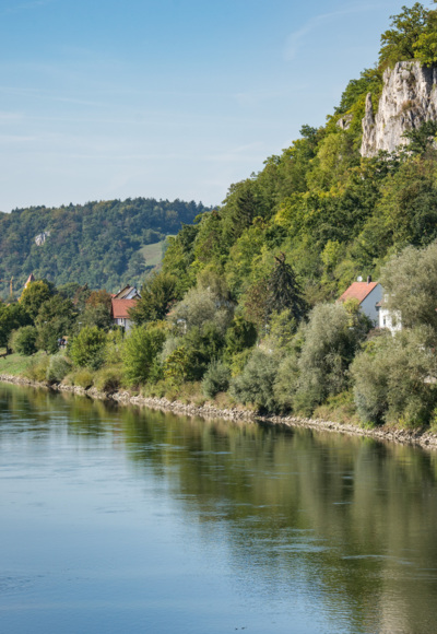 Der Donauradweg zwischen Bad Abbach und Regensburg wird gesäumt von der mächtigen Donau und schroffen Jurafelsen.