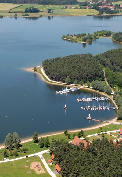 Blick auf den Rothsee mit dem Seezentrum Heuberg im Vordergrund