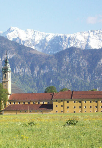 Kloster Reisach mit dem Kaisergebirge im Hintergrund