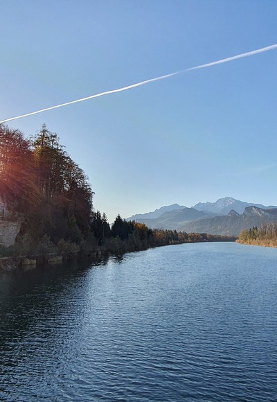 Panoramablick vom Ursteinsteg mit Schloss Urstein am Felsen