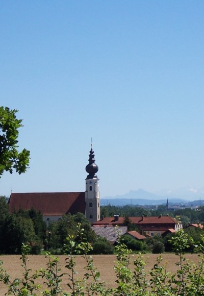 Blick auf die Erlacher Kirche