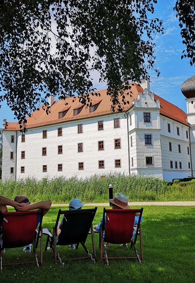Pause vor dem Schloss Hohenkammer