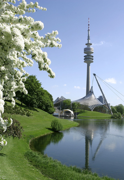 Blick zum Olympiaturm und dem Theatron über den Olympia-See