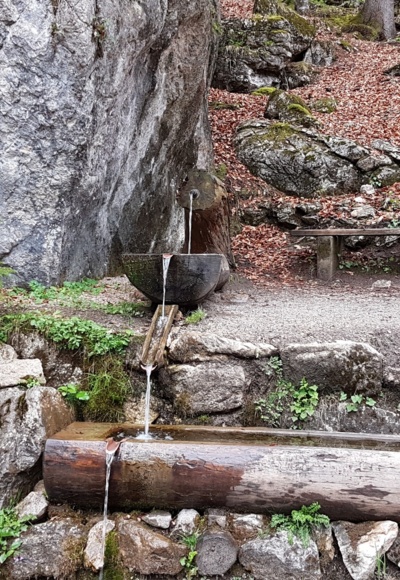 Kaltes Wasserl Kramsach Brunnen und Rastbank