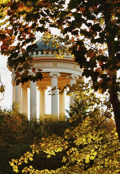 Monopteros Herbst Blätter