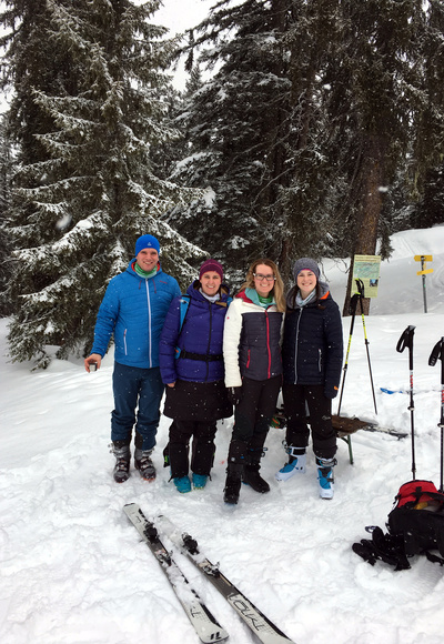 Familie Reiter mit Freunden beim Tourencheck