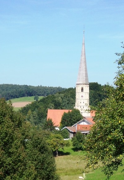 Blick auf die Wallfahrtskirche Taubenbach