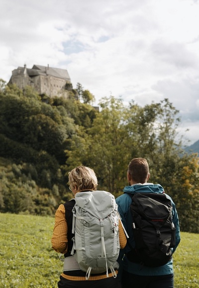 Wanderweg mit Blick auf die Burg Altpernstein