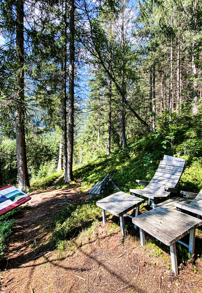 Tauernliegen am Panoramaweg mit informativen Schautafeln